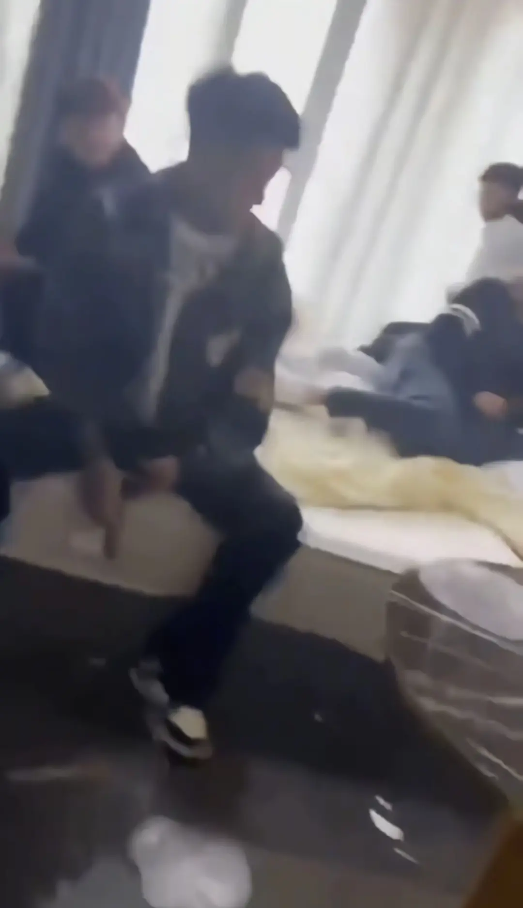 吉林长春万达公寓精神小伙超清视频-在线观看完整版免费-百度云/UC网盘资源高速下载