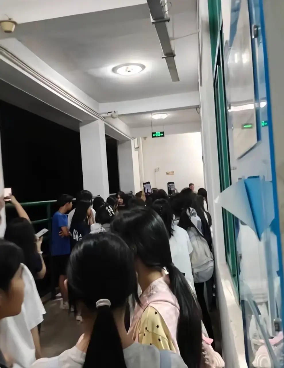 《双胞胎事件》<br />
《梅州市职业技术学院女厕产下双胞胎震撼开局》相关资源图片
